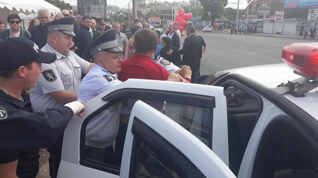 У Мемориала "Вечность" произошла потасовка, одного человека задержали