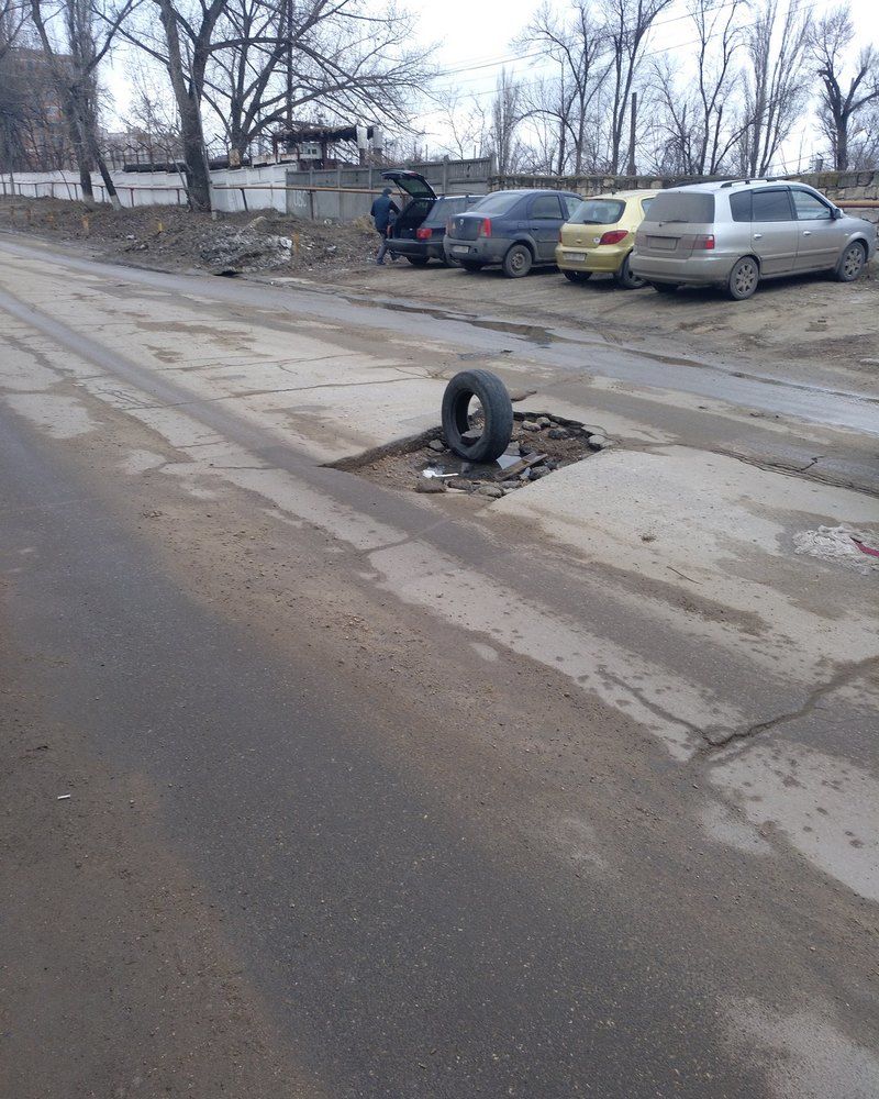 Огромная яма образовалась на дороге на Ботанике