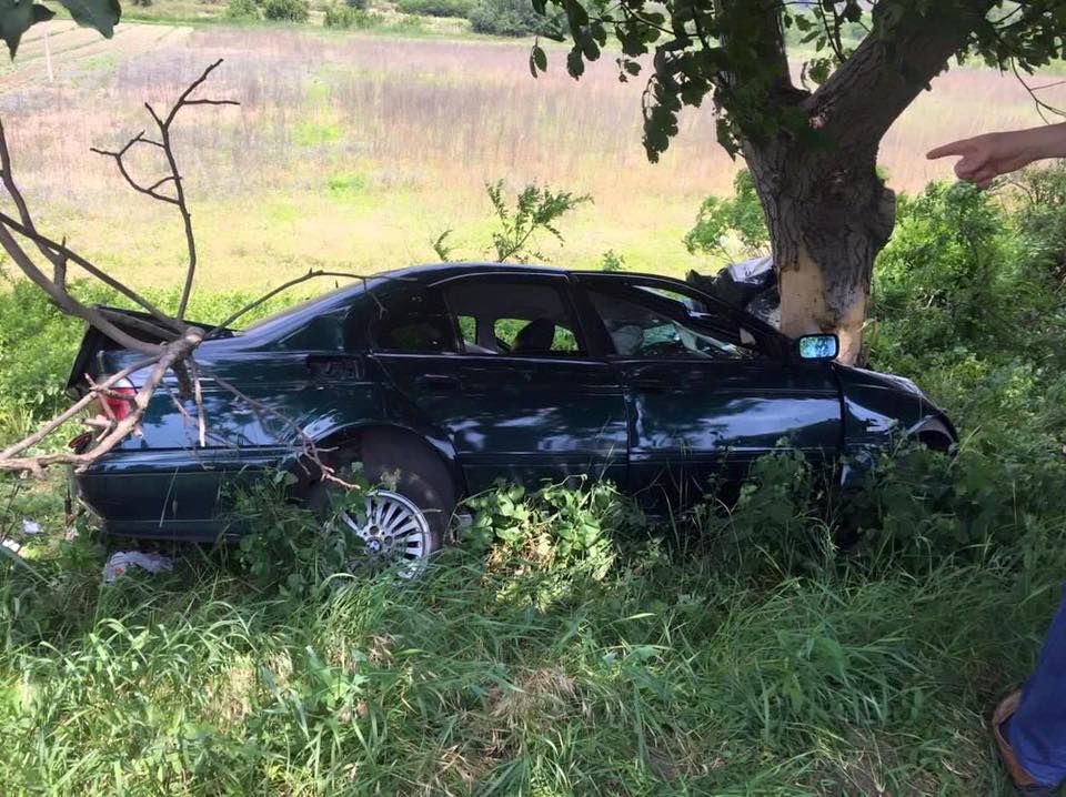 Grav accident rutier la Chetrosu: Un BMW a îmbrățișat un copac