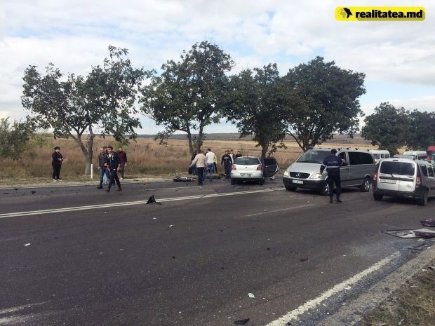 Un microbuz de pe ruta Chişinău - Cahul s-a răsturnat. Sunt răniţi