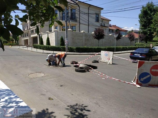 В Одессе посреди дороги появился провал глубиной полтора метра