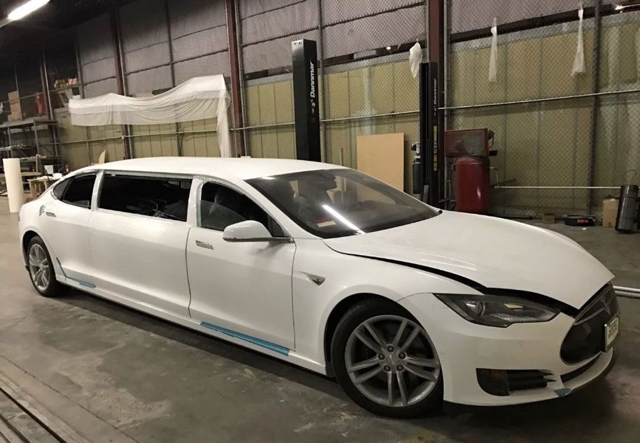 Первый лимузин Tesla выставили на онлайн-аукцион