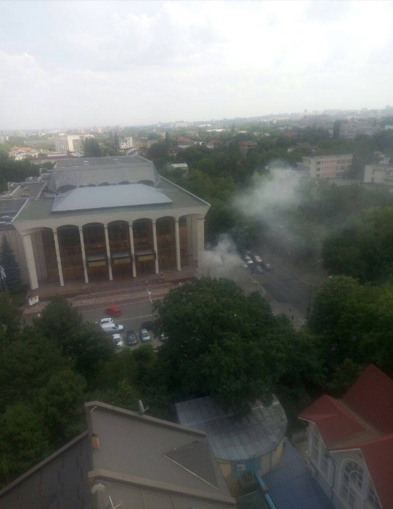 Грузовик въехал в панно перед Дворцом Республики и загорелся