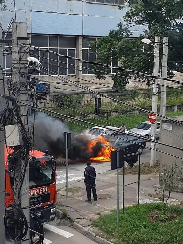 В столице загорелись два автомобиля