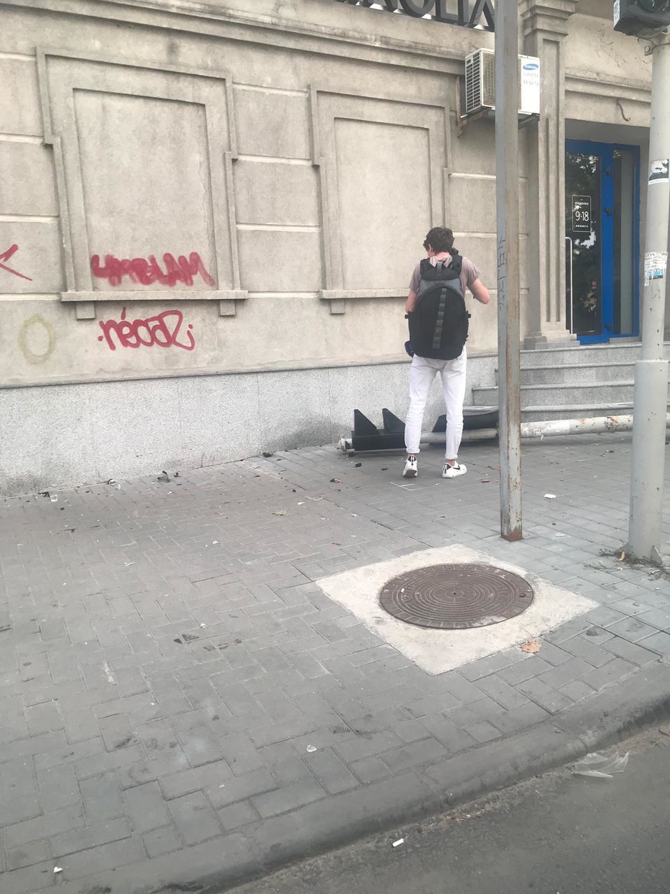 ДТП в центре столицы: автомобиль снес светофор и врезался в стену