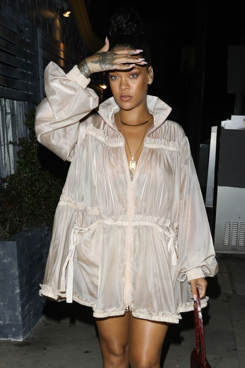 Rihanna a purtat o pelerină de ploaie pe post de rochie