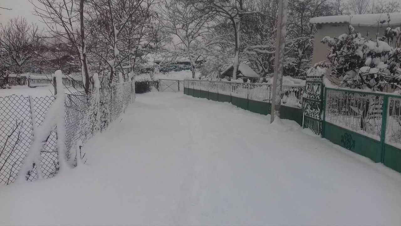 Iarna în satele Moldovei. La Tohatin, babă de zăpadă de trei metri