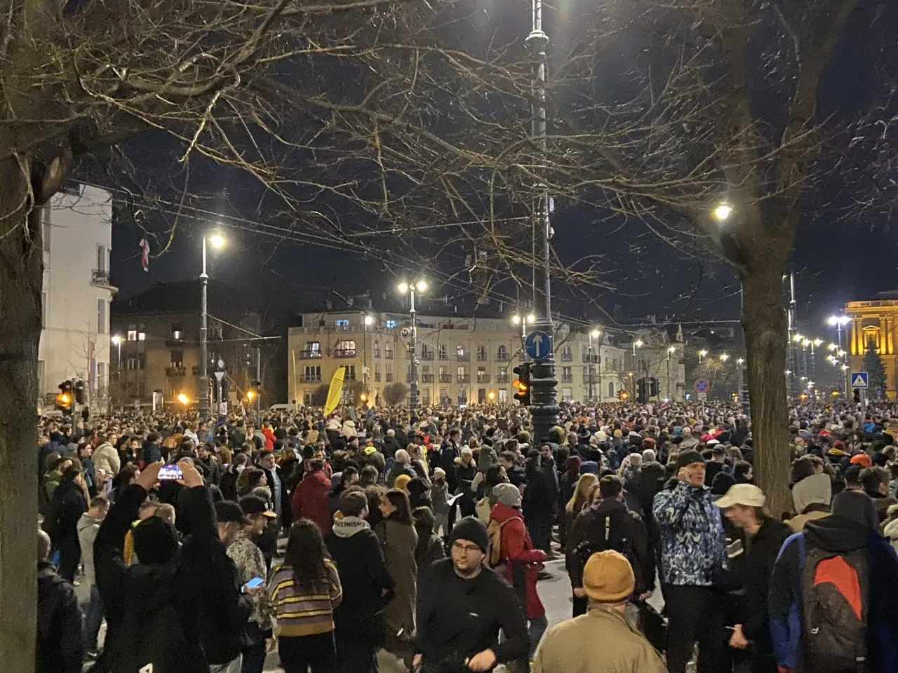 Десятки тысяч людей в Будапеште протестовали из-за реакции властей на "педофильский скандал"