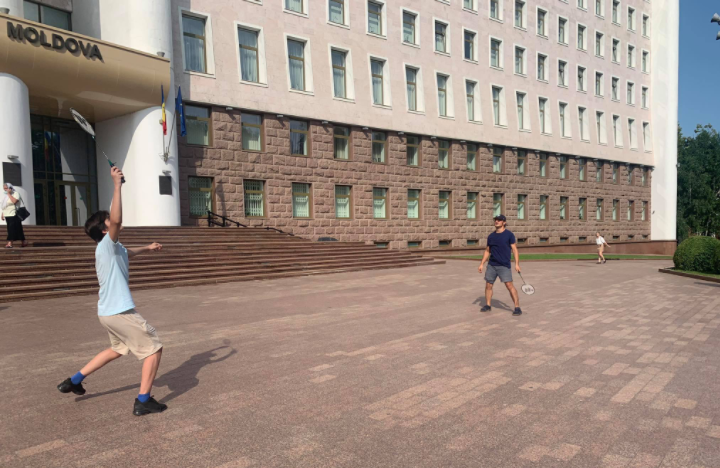 Республиканский стадион: перед парламентом проходит необычный протест