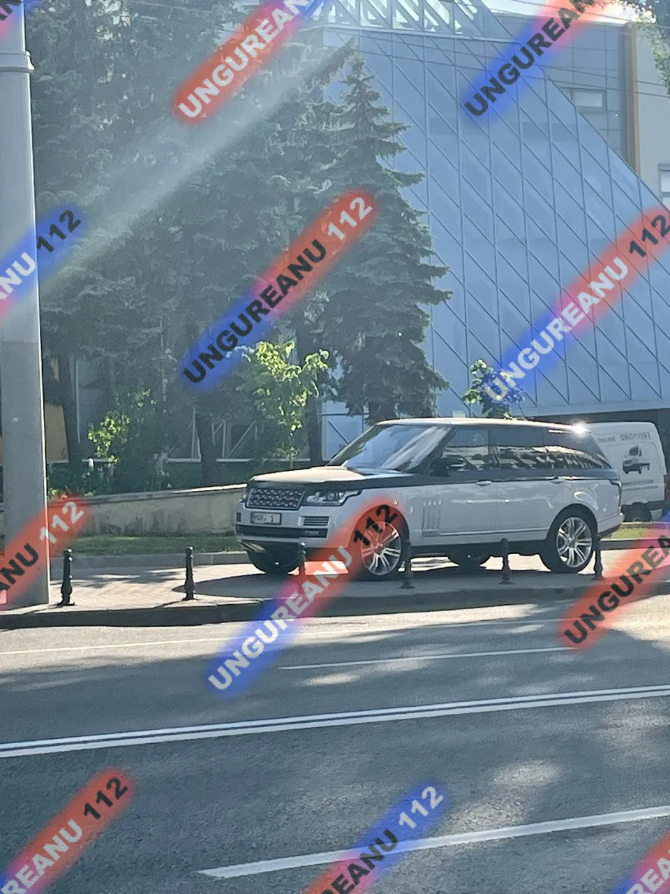 Ризя припарковал свой Range Rover на тротуаре у НЦБК