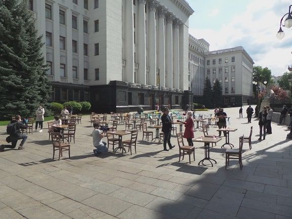 В Киеве возле офиса Зеленского рестораторы устроили протест-пикник