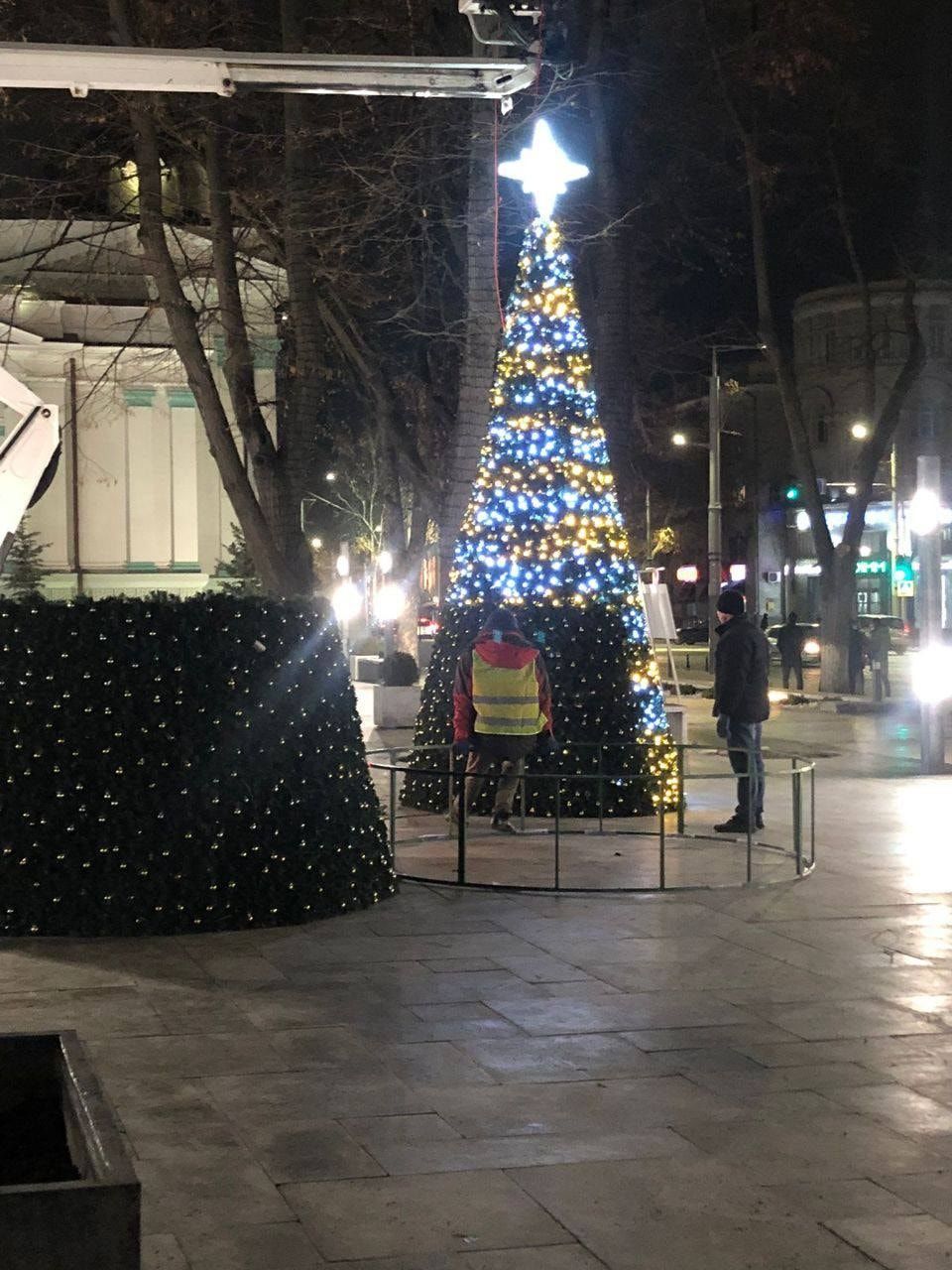 Кишинев начали украшать к праздникам
