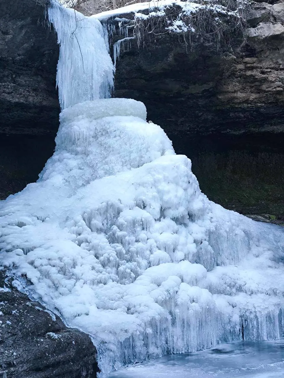 Cascada de la Mănăstirea Saharna a înghețat complet