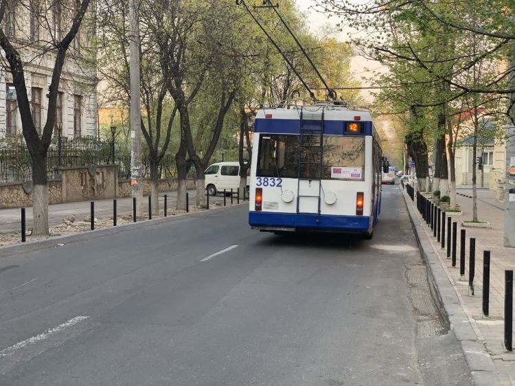 Мэрия Кишинева уточнила относительно столбиков на тротуарах
