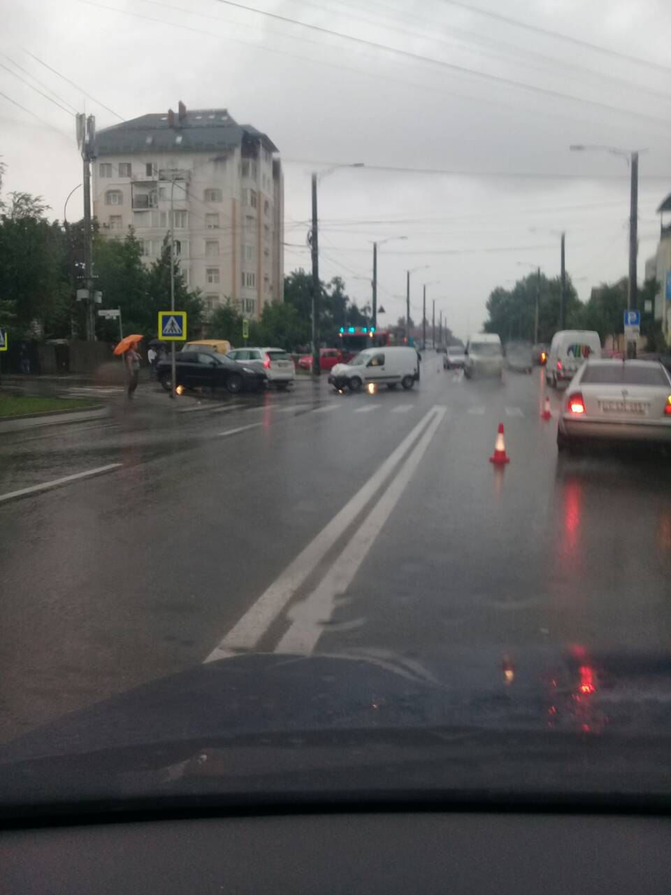 На улице Александри столкнулись автомобили класса люкс