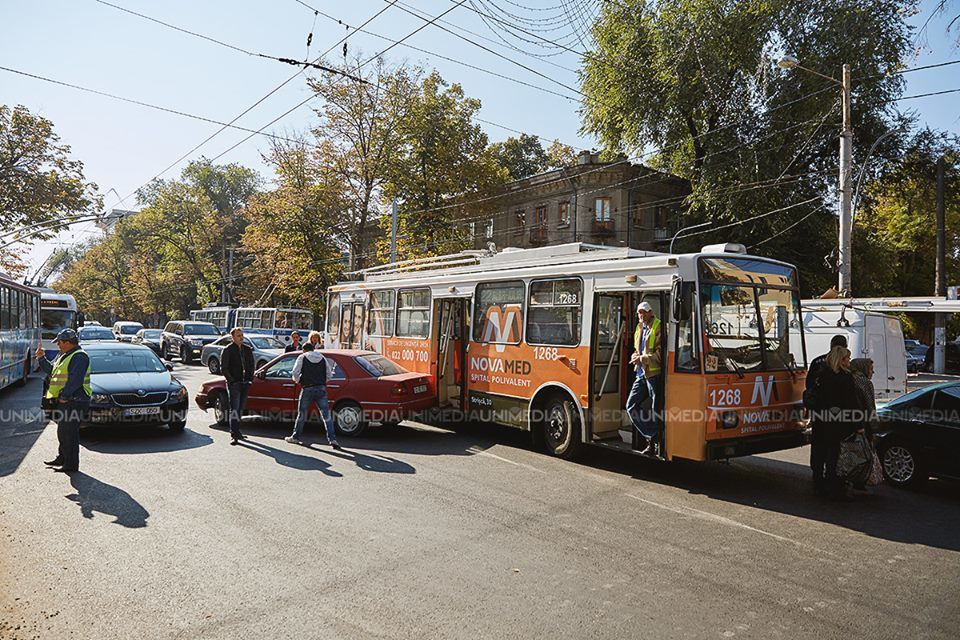 Pe bulevardul Ștefan cel Mare două mașini s-au tamponat și au creat ambuteiaje