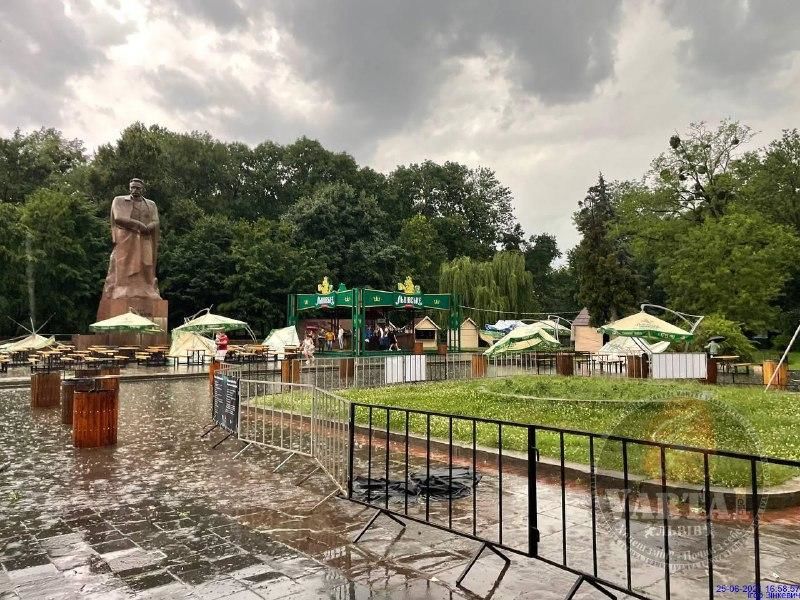 Ураган во Львове превратил улицы в реки и остановил электротранспорт