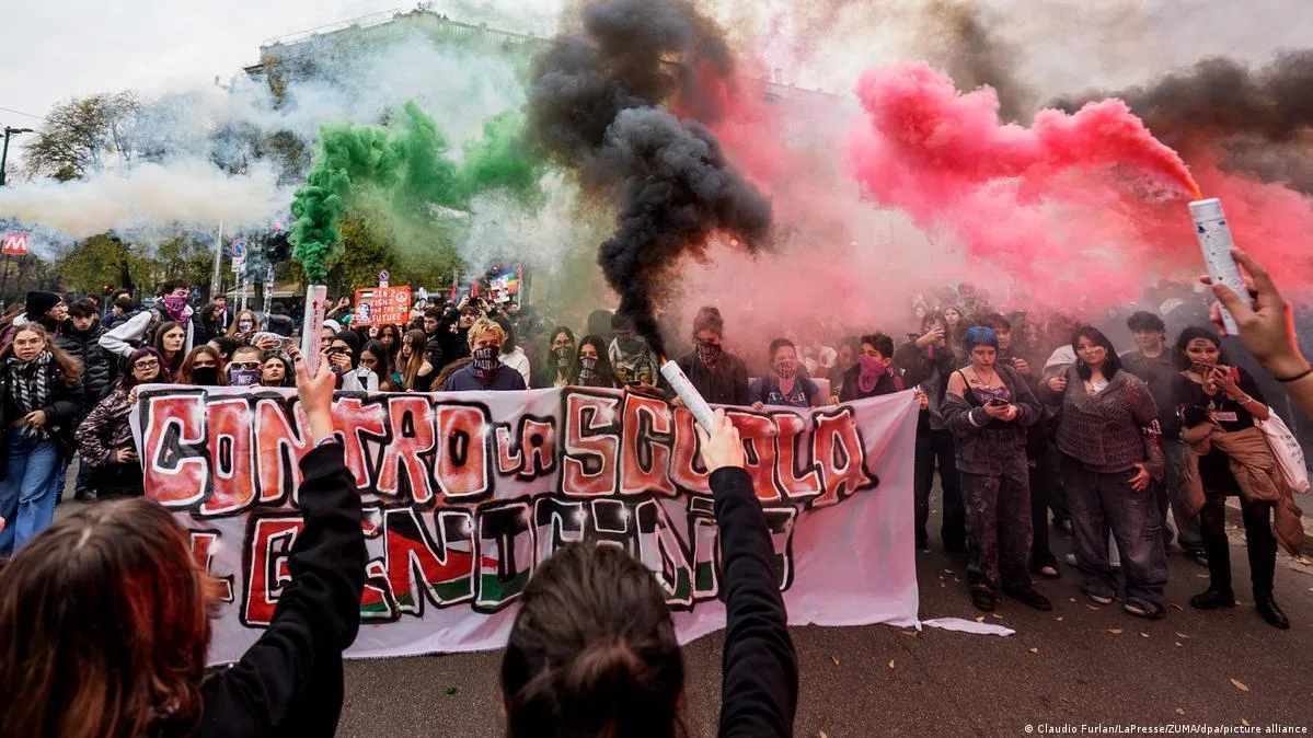 В Италии полиция применила слезоточивый газ к митингующим возле места проведения Олимпиады