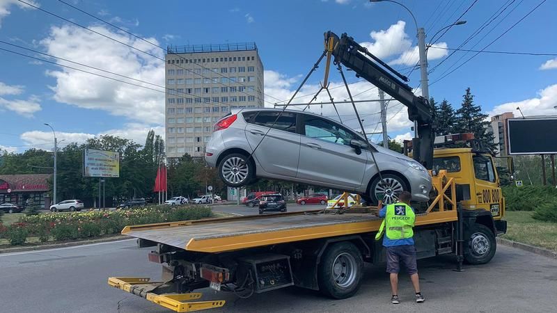 На Рышкановке эвакуировали 2 авто, припаркованных в неположенном месте