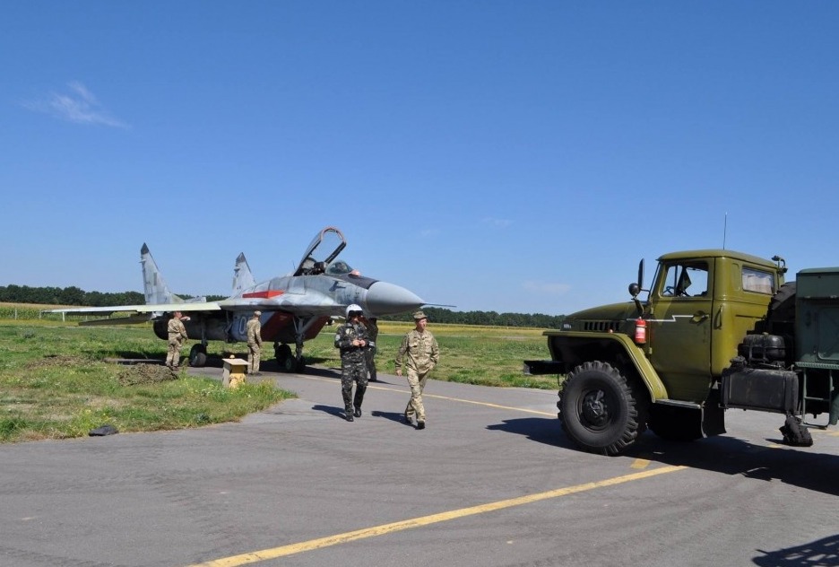 На трассе «Одесса-Киев» приземлились истребители Воздушных сил Украины