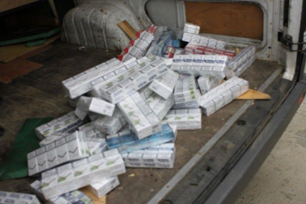 Un moldovean cu dublă cetățenie a pornit în România la volanul unui microbuz „căptuşit” cu 500 pachete de ţigări