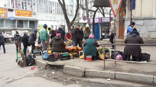 У Центрального рынка вновь появились торговцы-нелегалы