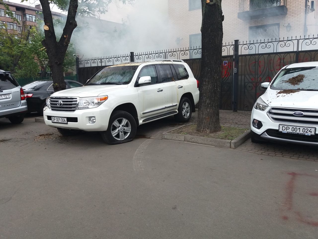 В Киеве активисты облили машины российских дипломатов фекалиями
