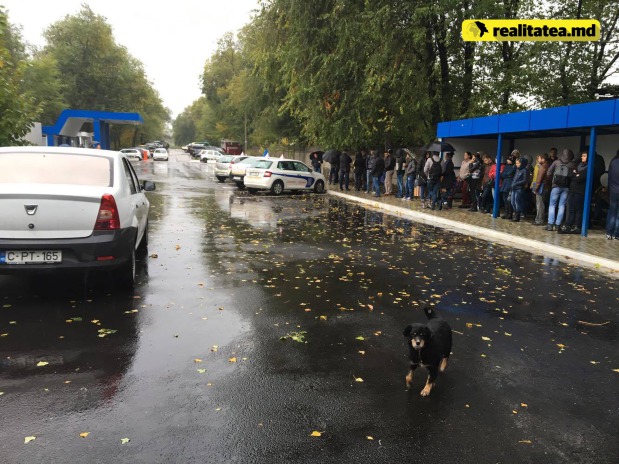 Десятки кишиневцев вынуждены под дождем ожидать экзамена на получение прав