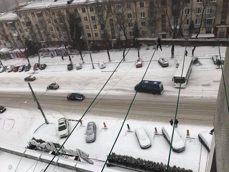На Негруцци автобус занесло на припаркованные автомобили