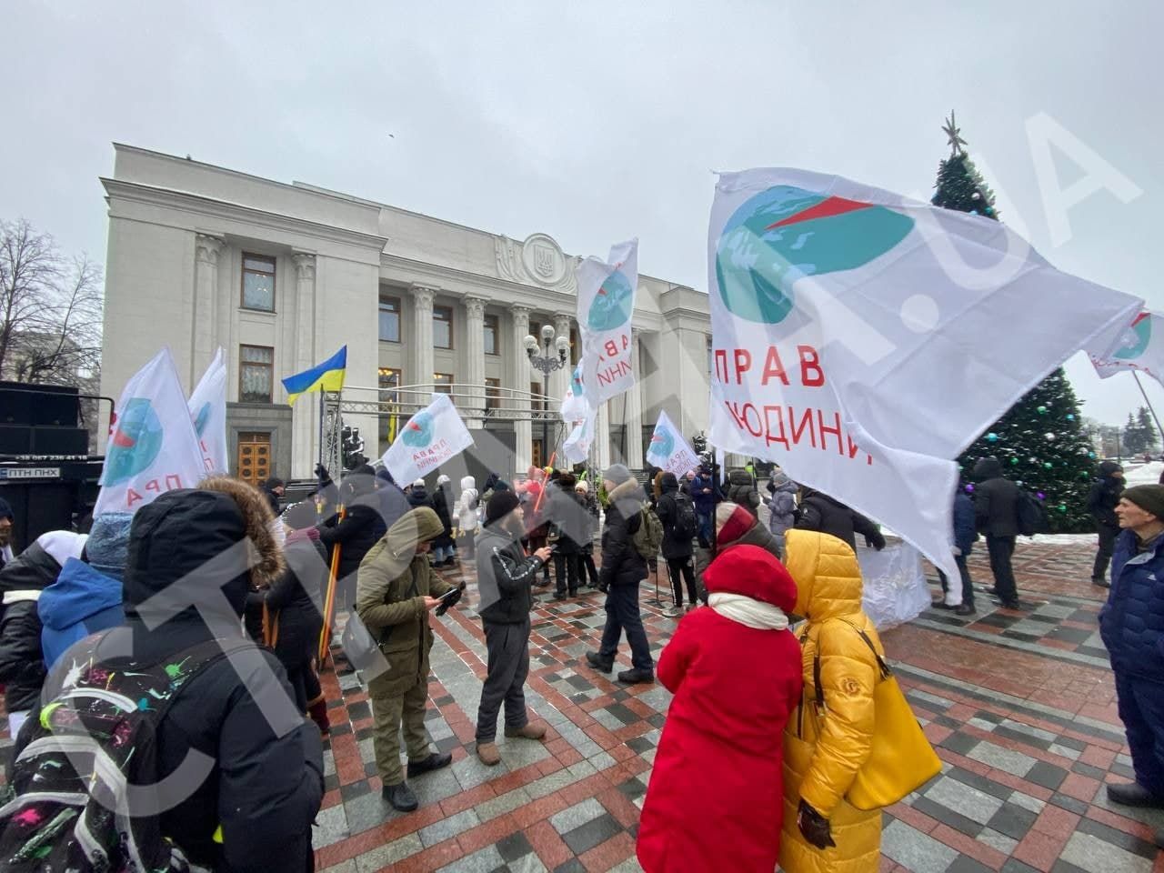 В Киеве у Рады начался митинг противников карантинных ограничений и принудительной вакцинации