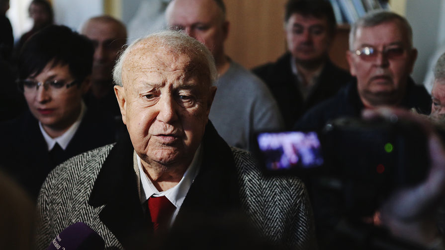 Евтушенко похоронили рядом с могилой Пастернака