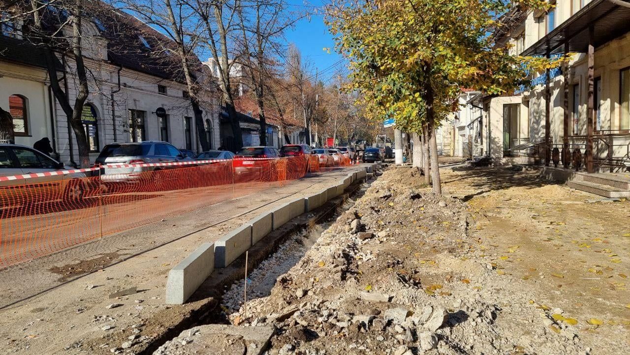 Полным ходом идёт ремонт тротуаров на улице A. Щусева в Кишиневе