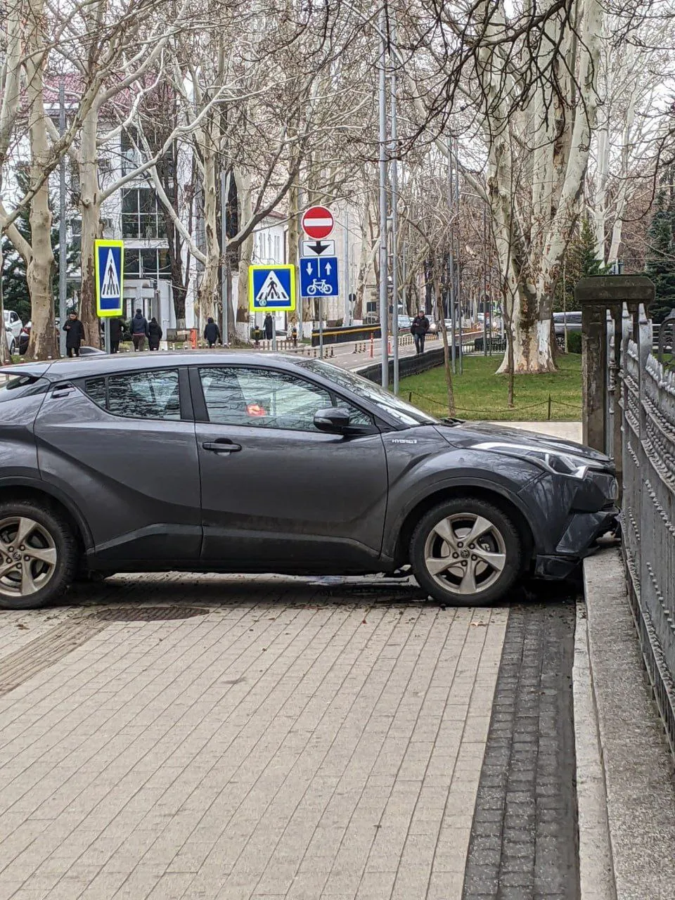 Un șofer a intrat cu mașina în gardul Grădinei Publice Ștefan cel Mare din Chișinău