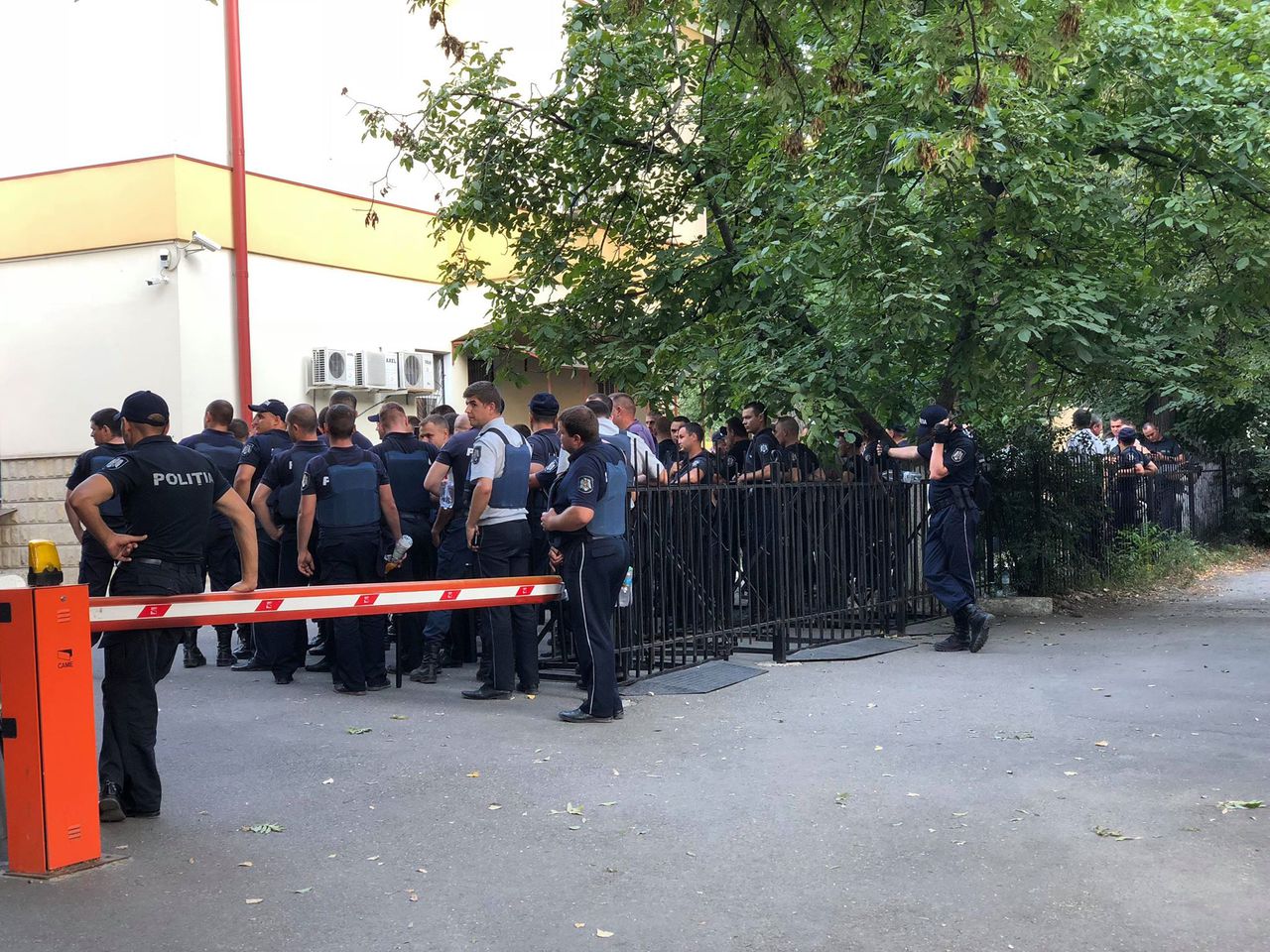 Десятки полицейских были засняты у офиса ДПМ