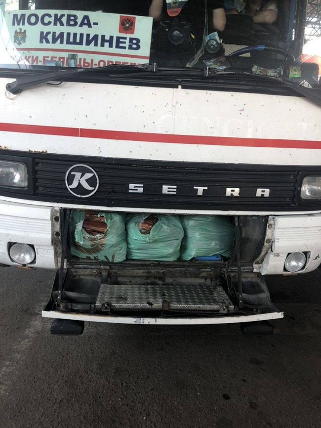 Водители автобуса рейса Москва-Кишинёв пытались ввезти в Молдову более 500 кг свинины
