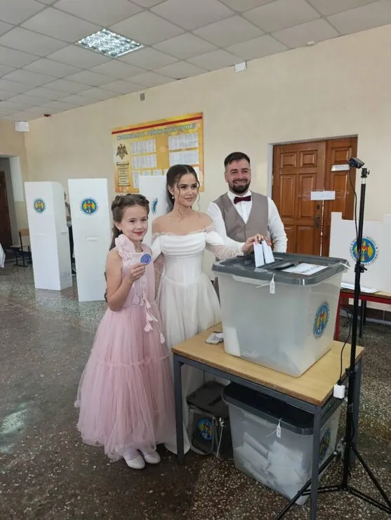 В Молдове три пары пришли на выборы в день свадьбы