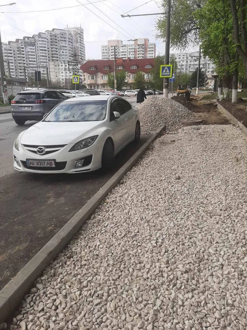 На Ботанике завершается ремонт тротуара на улице Буребиста