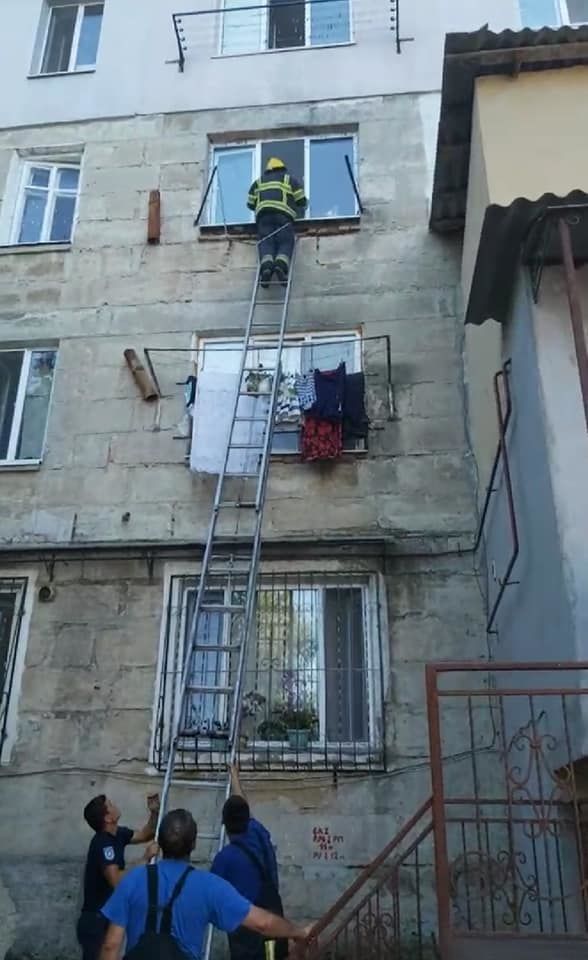 Карабинеры спасли малышей, стоявших у открытого окна многоэтажки