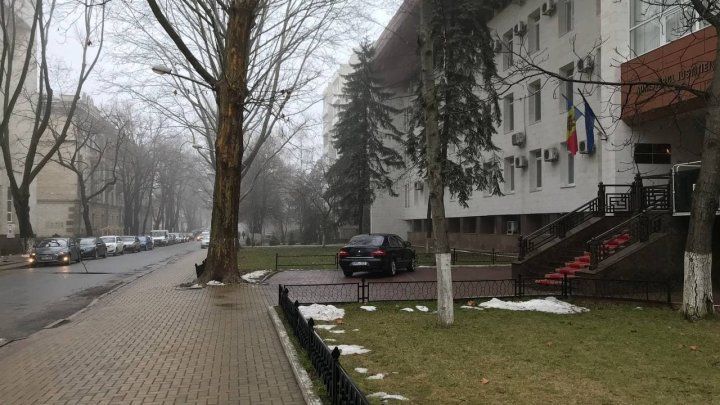 Перед зданием Министерства юстиции провалился асфальт