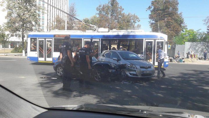 Accident la intersecția străzilor Sfatul Țării și Ștefan cel Mare din Capitală. Două mașini s-au ciocnit violent