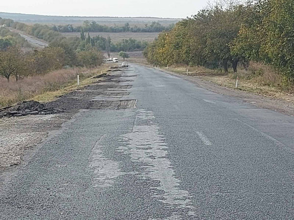 На трассе в Гагаузии из-за незавершенных дорожных работ пострадали машины