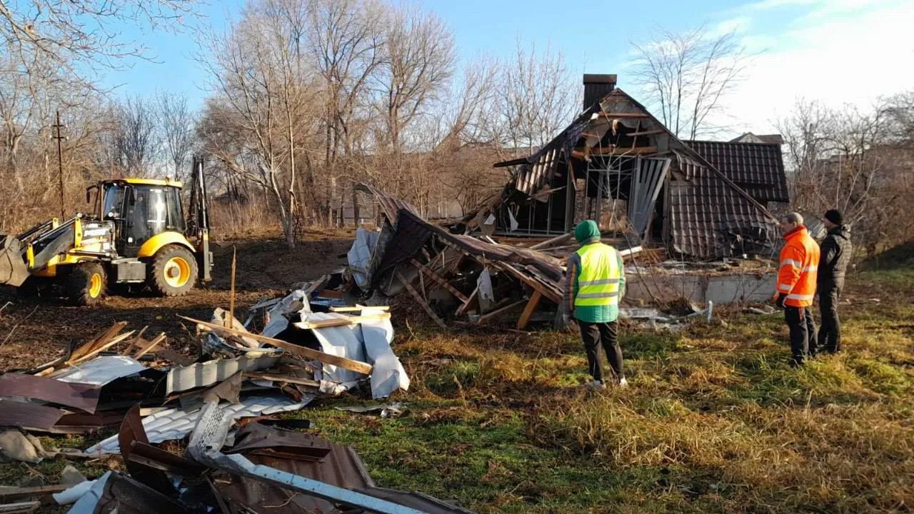 O construcție neautorizată de pe o stradă din Capitală, demolată: Era pericol de prăbușire