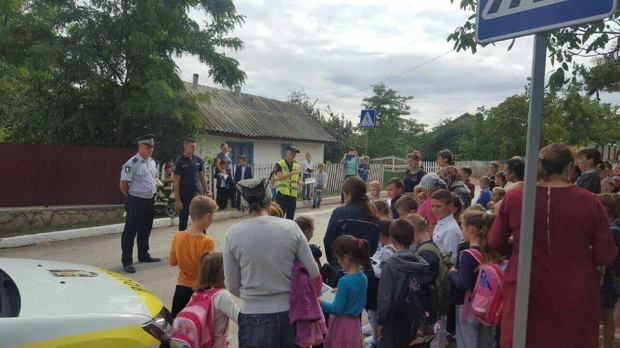 В Сынжерей дети "взяли на абордаж" машину полиции