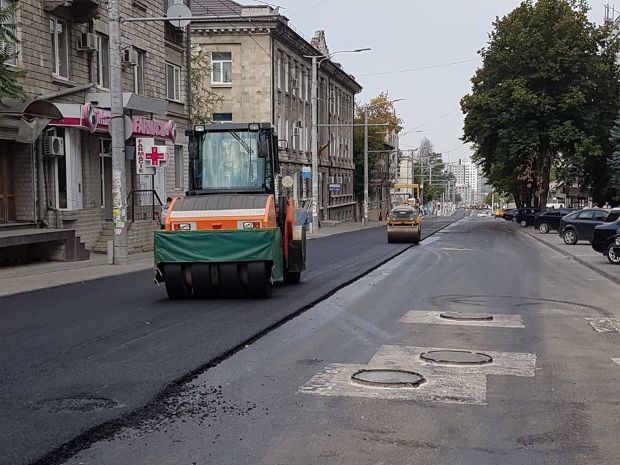 Dorin Chirtoacă transmite „live” cum se așterne ultimul strat de asfalt pe strada Vasile Alecsandri din capitală