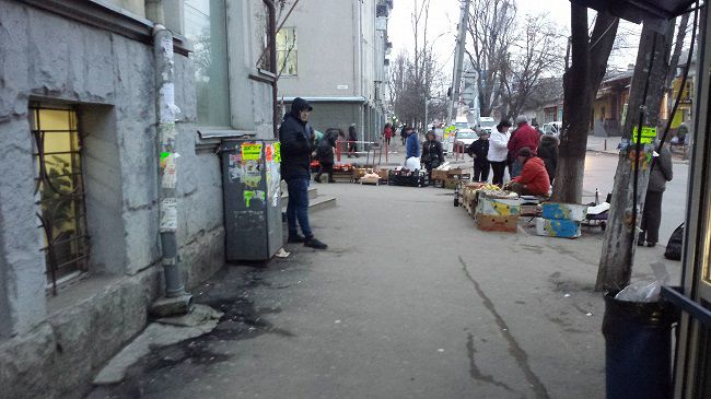 У Центрального рынка вновь появились торговцы-нелегалы