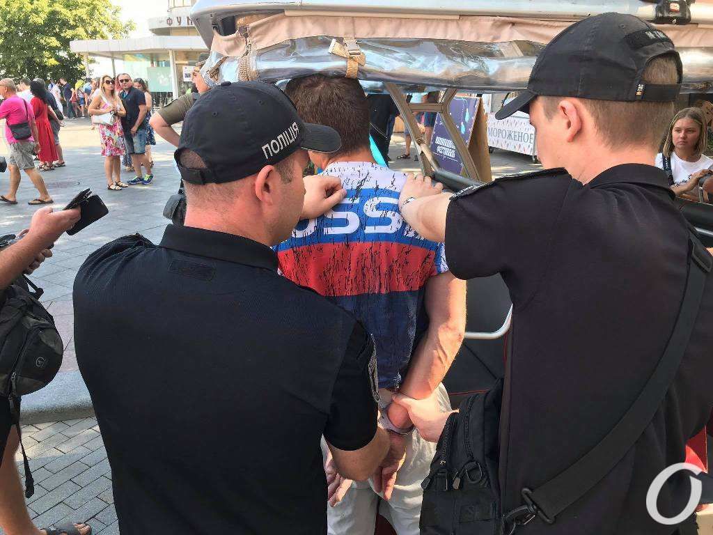 В центре Одессы задержали загадочного «американца» в футболке Russia