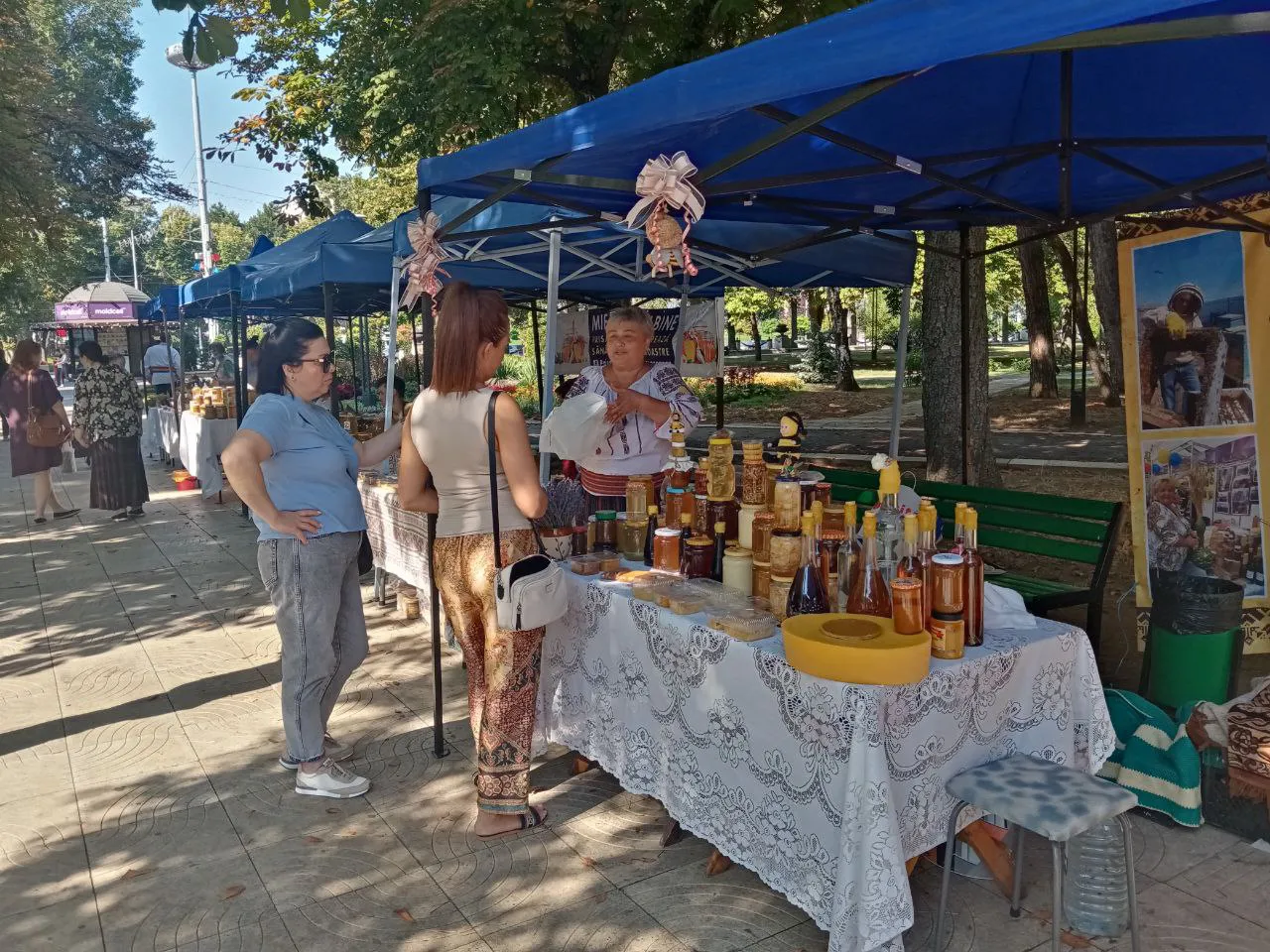 На ярмарке в столице можно купить настойку восковой моли, тыквенный мед