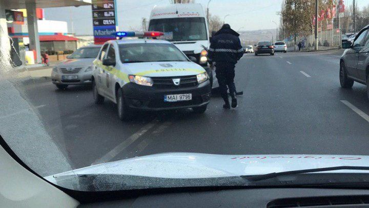 В Кишиневе столкнулись полицейская машина и маршрутка