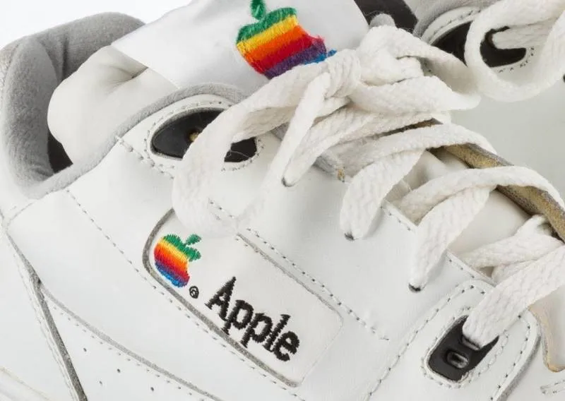 Редкие кроссовки Apple из 90-х выставлены на аукционе за $50 тысяч
