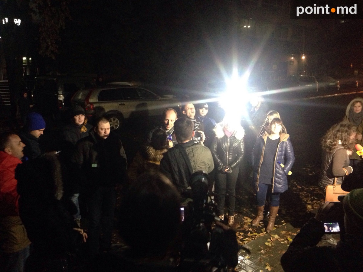 Люди протестуют у здания ЦИК: "Позор и стыд"